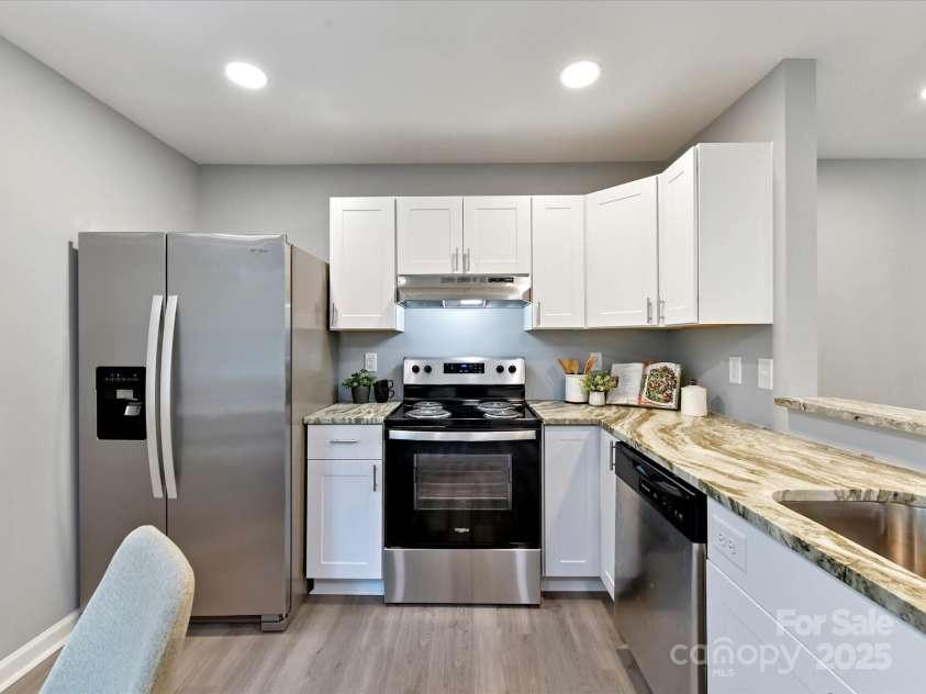 2508 Carrington Court, Charlotte, NC 28208.  MLS# CAR4288824, YatesRealty ID 4027. Function and open eat-in kitchen overlooking the living room and backyard