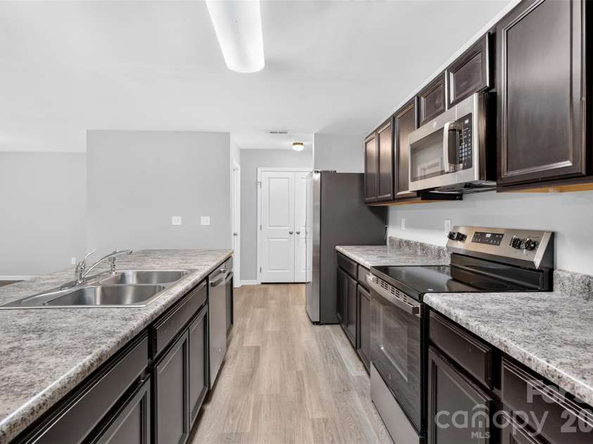 1648 Hooper Court, Charlotte, NC 28212.  MLS# CAR4408501, YatesRealty ID 40270. 