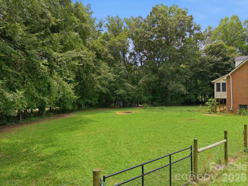 465 Baymount Drive, Salisbury, NC 28144.  MLS# CAR4406559, YatesRealty ID 40284. 
