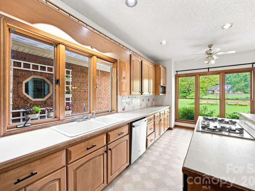 465 Baymount Drive, Salisbury, NC 28144.  MLS# CAR4406559, YatesRealty ID 40284. 