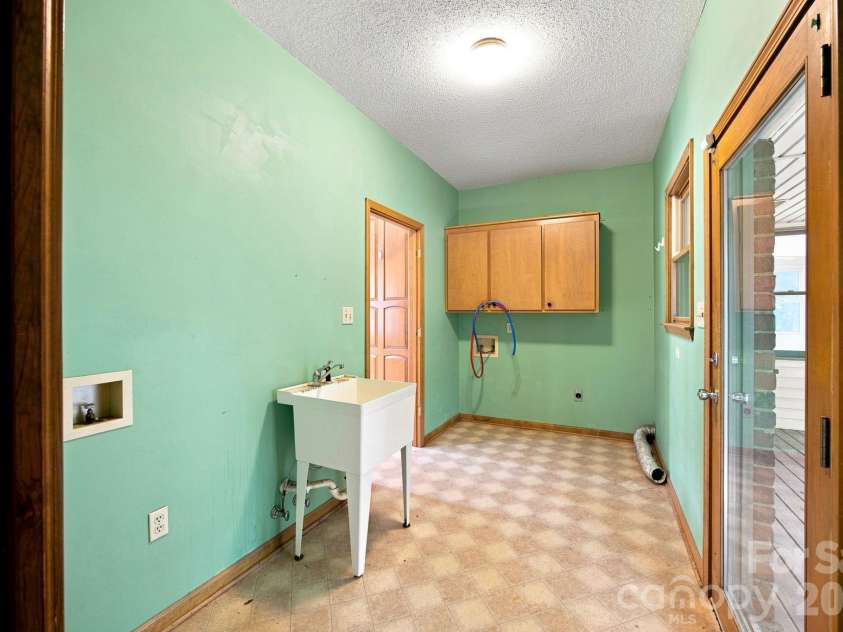 465 Baymount Drive, Salisbury, NC 28144.  MLS# CAR4406559, YatesRealty ID 40284. 