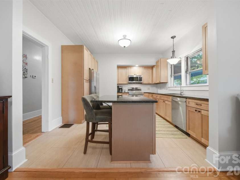 211 Lenoir Street, Morganton, NC 28655.  MLS# CAR4408095, YatesRealty ID 40285. 