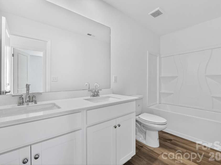 8121 McGarry Trail, Charlotte, NC 28214.  MLS# CAR4408988, YatesRealty ID 40288. Upper Full Bathroom