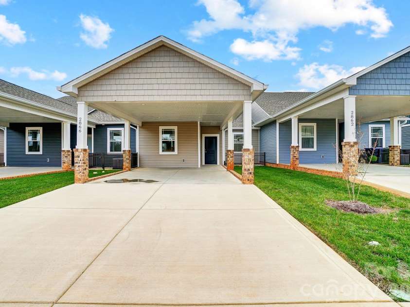 2866 15th Avenue Place, Hickory, NC 28602.  MLS# CAR4408998, YatesRealty ID 40305. 