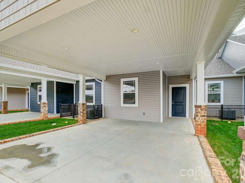 2866 15th Avenue Place, Hickory, NC 28602.  MLS# CAR4408998, YatesRealty ID 40305. 