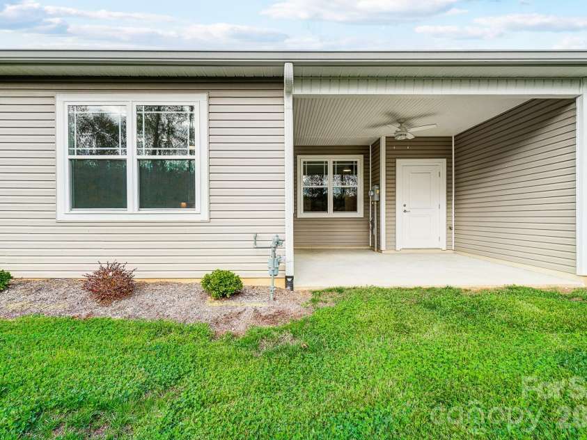 2866 15th Avenue Place, Hickory, NC 28602.  MLS# CAR4408998, YatesRealty ID 40305. 