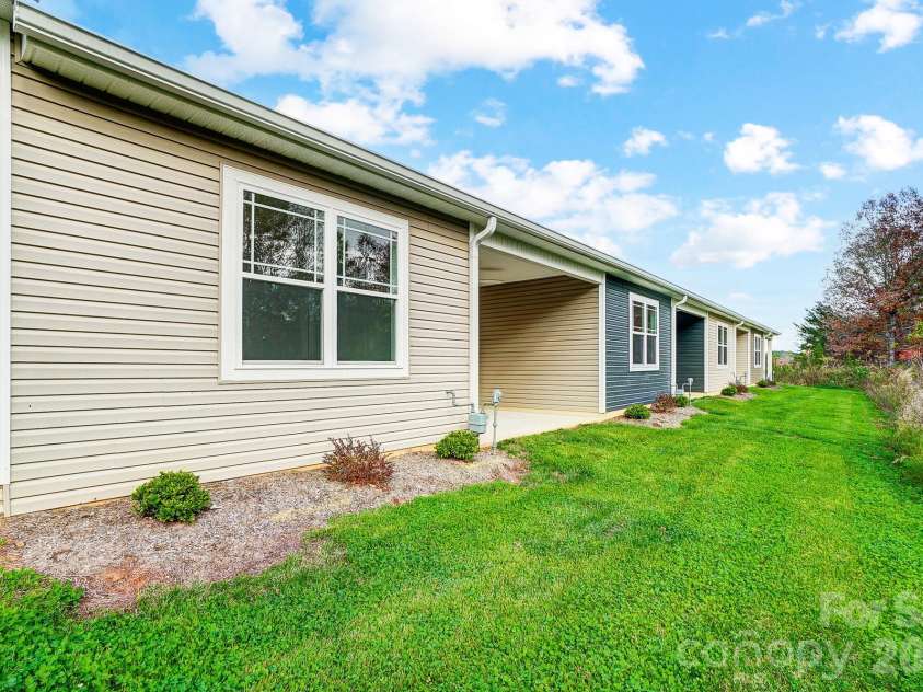 2866 15th Avenue Place, Hickory, NC 28602.  MLS# CAR4408998, YatesRealty ID 40305. 