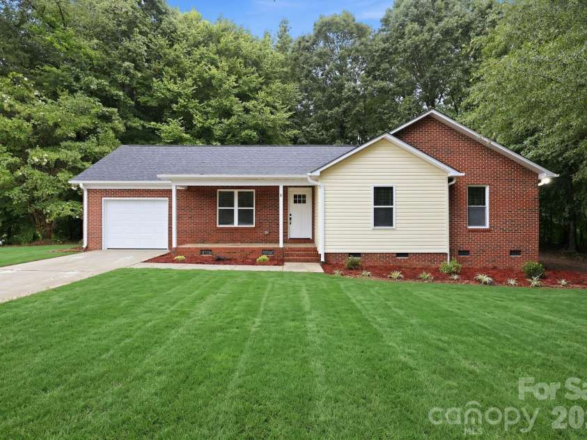 160 Birchwood Drive, Salisbury, NC 28146.  MLS# CAR4409143, YatesRealty ID 40312. 