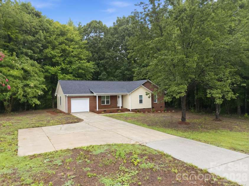 160 Birchwood Drive, Salisbury, NC 28146.  MLS# CAR4409143, YatesRealty ID 40312. 