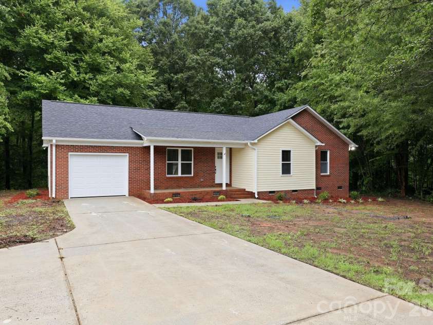 160 Birchwood Drive, Salisbury, NC 28146.  MLS# CAR4409143, YatesRealty ID 40312. 
