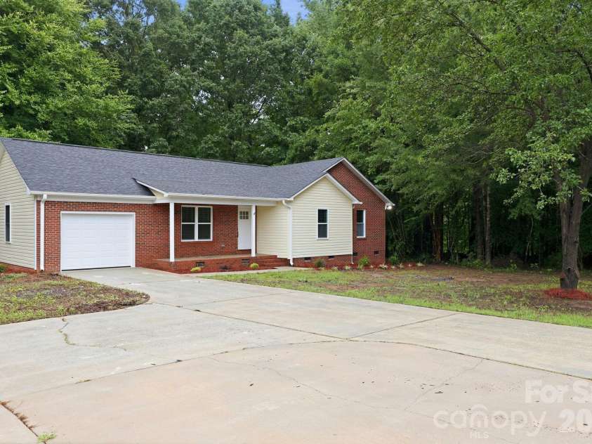 160 Birchwood Drive, Salisbury, NC 28146.  MLS# CAR4409143, YatesRealty ID 40312. 