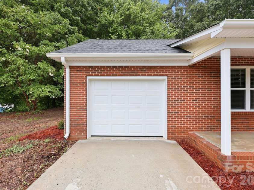 160 Birchwood Drive, Salisbury, NC 28146.  MLS# CAR4409143, YatesRealty ID 40312. 