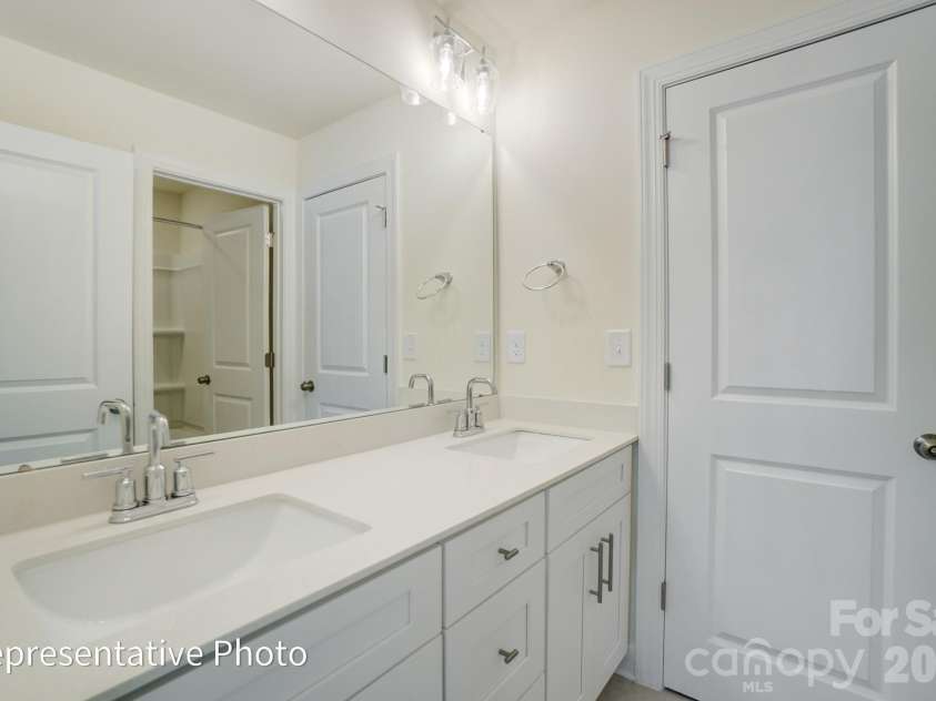 1068 Tradition Club Street, York, SC 29745.  MLS# CAR4408185, YatesRealty ID 40323. Jack and Jill Bath