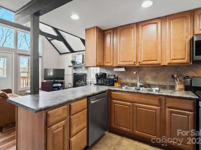 721 Pine Ridge Road, Beech Mountain, NC 28604.  MLS# CAR4242595, YatesRealty ID 4033. 