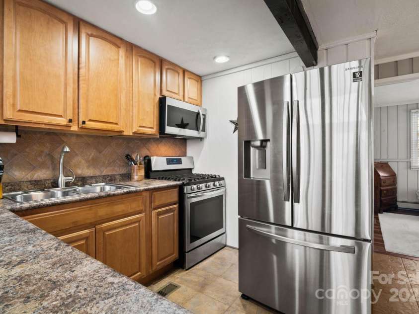 721 Pine Ridge Road, Beech Mountain, NC 28604.  MLS# CAR4242595, YatesRealty ID 4033. 