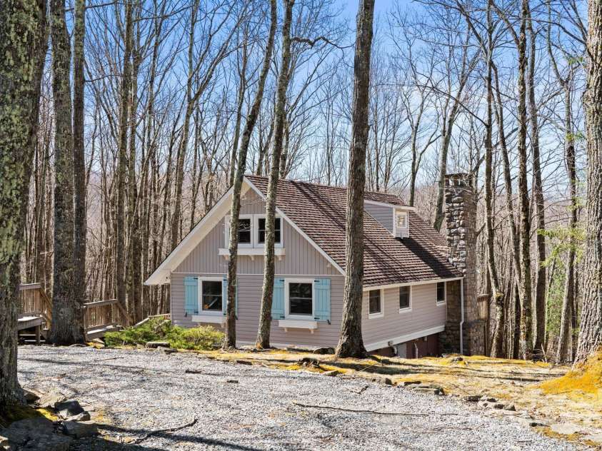 721 Pine Ridge Road, Beech Mountain, NC 28604.  MLS# CAR4242595, YatesRealty ID 4033. 