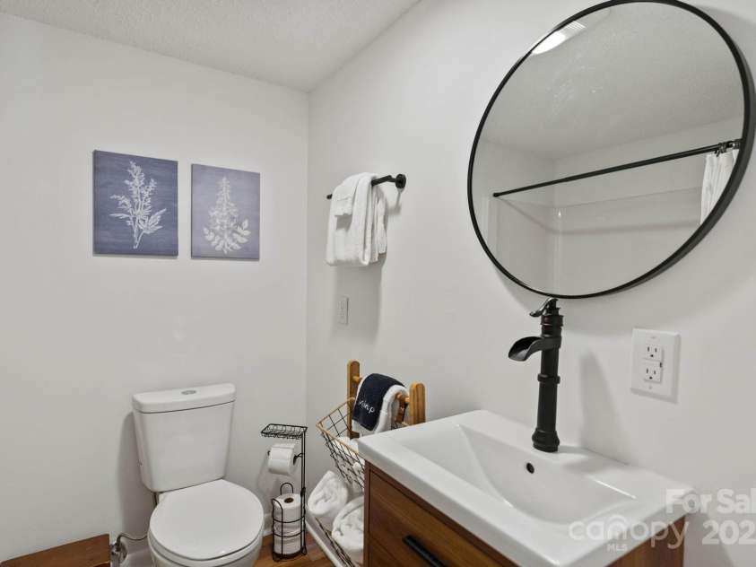 721 Pine Ridge Road, Beech Mountain, NC 28604.  MLS# CAR4242595, YatesRealty ID 4033. Full Bathroom on Lower Level