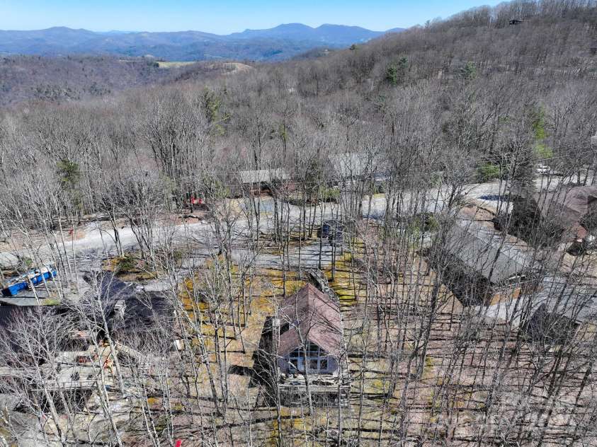 721 Pine Ridge Road, Beech Mountain, NC 28604.  MLS# CAR4242595, YatesRealty ID 4033. Large Back Deck and Usable Yard