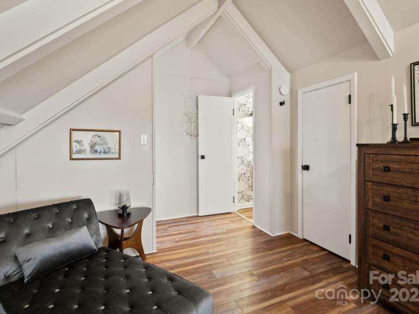 721 Pine Ridge Road, Beech Mountain, NC 28604.  MLS# CAR4242595, YatesRealty ID 4033. Primary Suite with Ensuite Bathroom