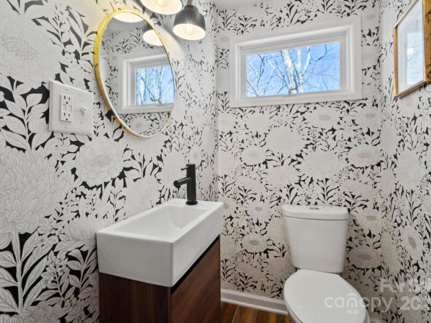 721 Pine Ridge Road, Beech Mountain, NC 28604.  MLS# CAR4242595, YatesRealty ID 4033. Updated Ensuite Bathroom