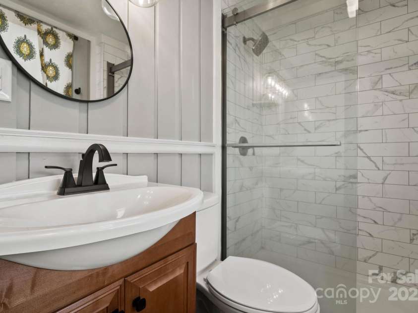 721 Pine Ridge Road, Beech Mountain, NC 28604.  MLS# CAR4242595, YatesRealty ID 4033. Updated Full Bath on Main Level