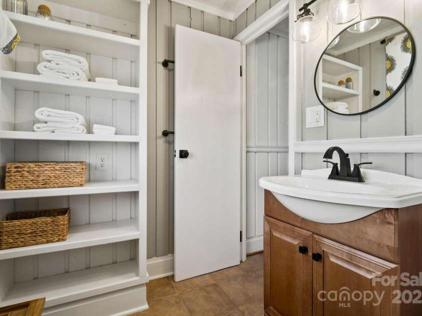 721 Pine Ridge Road, Beech Mountain, NC 28604.  MLS# CAR4242595, YatesRealty ID 4033. Updated Full Bath on Main Level