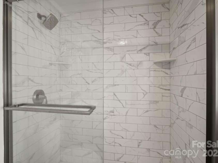 721 Pine Ridge Road, Beech Mountain, NC 28604.  MLS# CAR4242595, YatesRealty ID 4033. Walk-In Shower