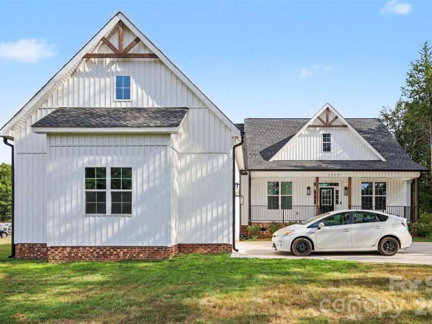1424 Autumnwood Drive, Rock Hill, SC 29730.  MLS# CAR4406191, YatesRealty ID 40331. 