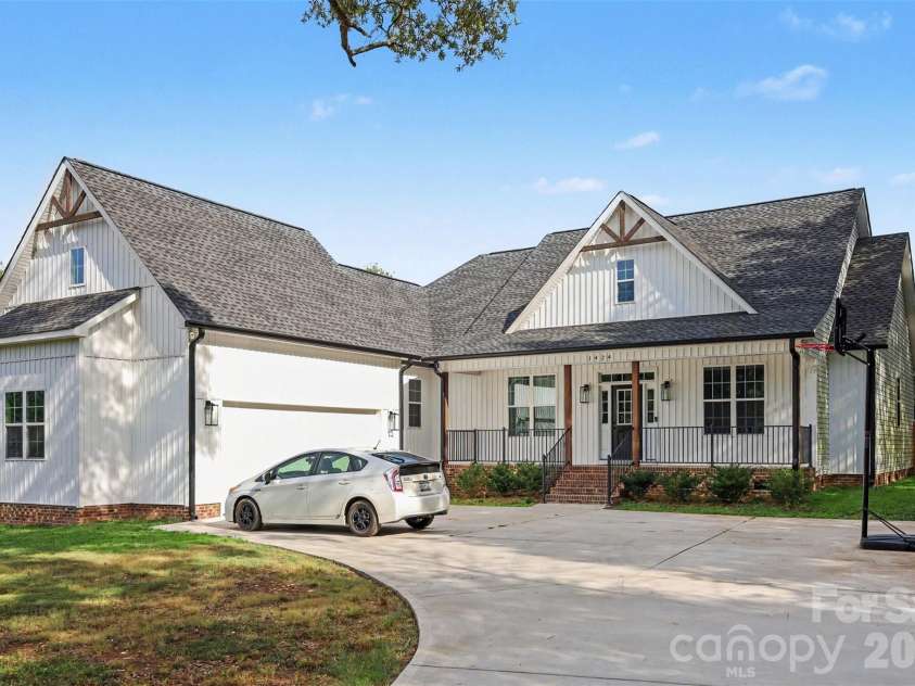 1424 Autumnwood Drive, Rock Hill, SC 29730.  MLS# CAR4406191, YatesRealty ID 40331. 