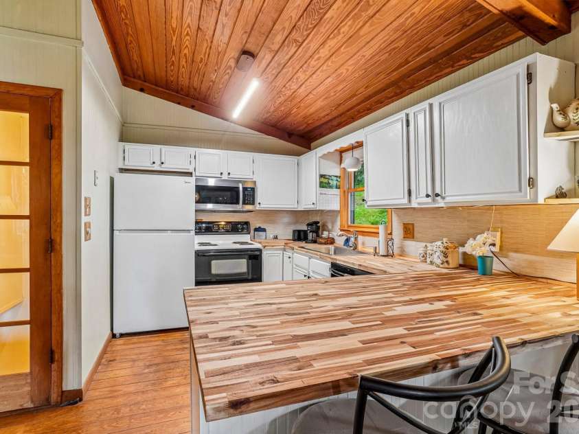 673 Chestnut Lane, Mars Hill, NC 28754.  MLS# CAR4409311, YatesRealty ID 40336. Breakfast Bar
