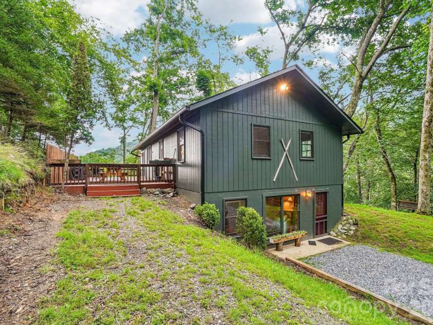 673 Chestnut Lane, Mars Hill, NC 28754.  MLS# CAR4409311, YatesRealty ID 40336. Charming Cabin