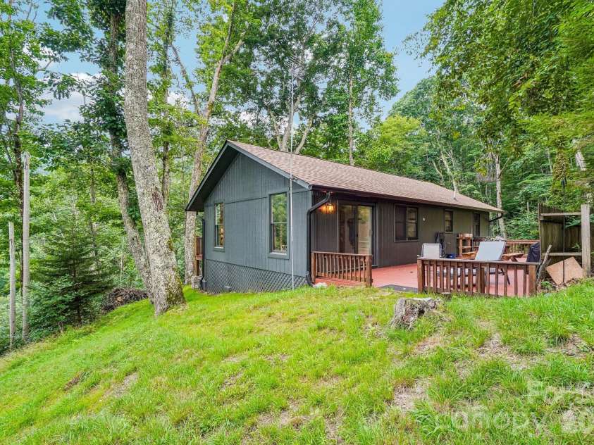 673 Chestnut Lane, Mars Hill, NC 28754.  MLS# CAR4409311, YatesRealty ID 40336. Charming Cabin