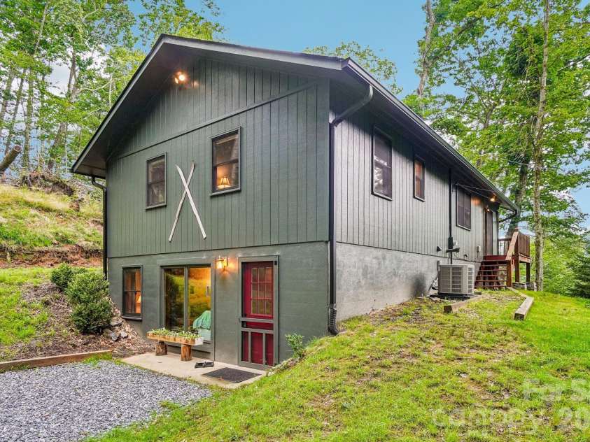 673 Chestnut Lane, Mars Hill, NC 28754.  MLS# CAR4409311, YatesRealty ID 40336. Charming Cabin