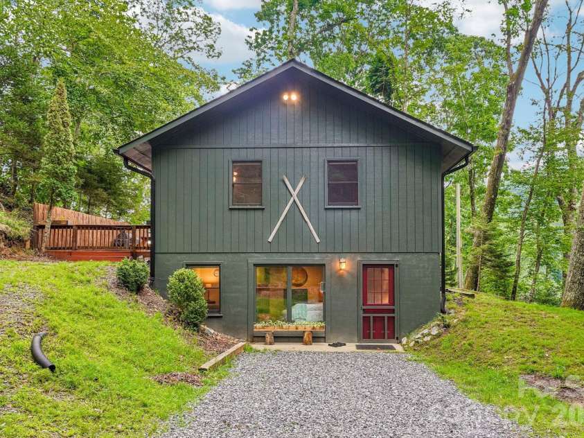 673 Chestnut Lane, Mars Hill, NC 28754.  MLS# CAR4409311, YatesRealty ID 40336. Charming Cabin