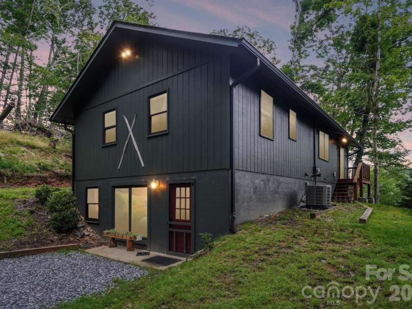 673 Chestnut Lane, Mars Hill, NC 28754.  MLS# CAR4409311, YatesRealty ID 40336. Charming Cabin