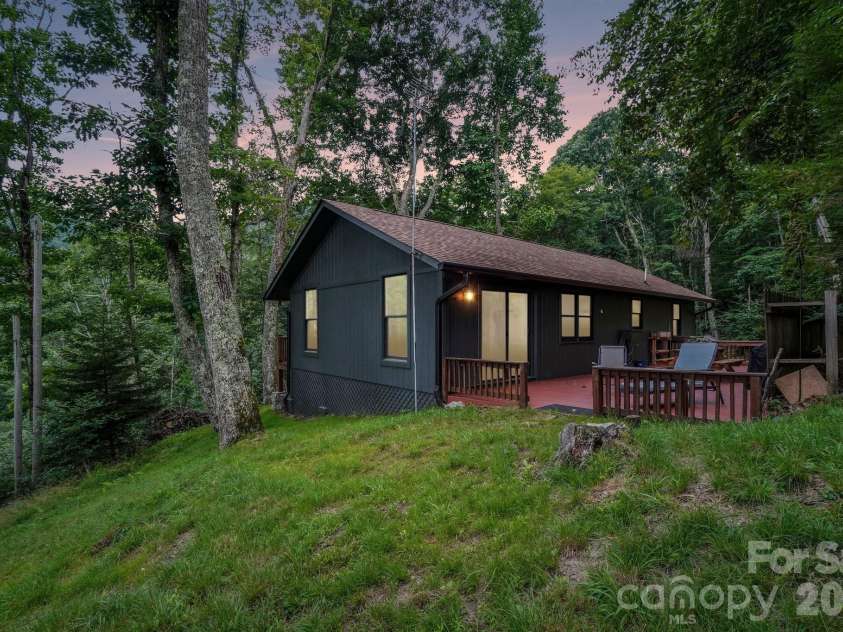 673 Chestnut Lane, Mars Hill, NC 28754.  MLS# CAR4409311, YatesRealty ID 40336. Charming Cabin