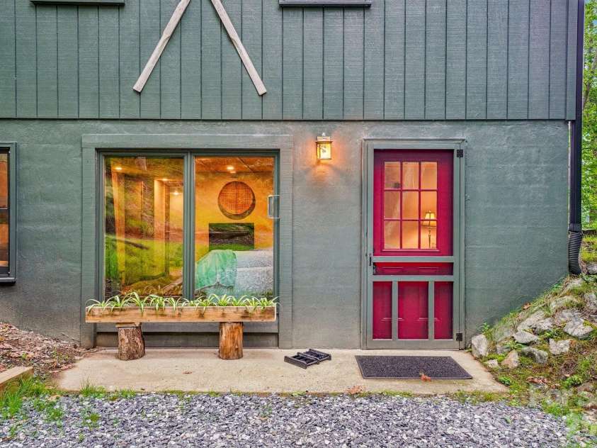 673 Chestnut Lane, Mars Hill, NC 28754.  MLS# CAR4409311, YatesRealty ID 40336. Charming Cabin