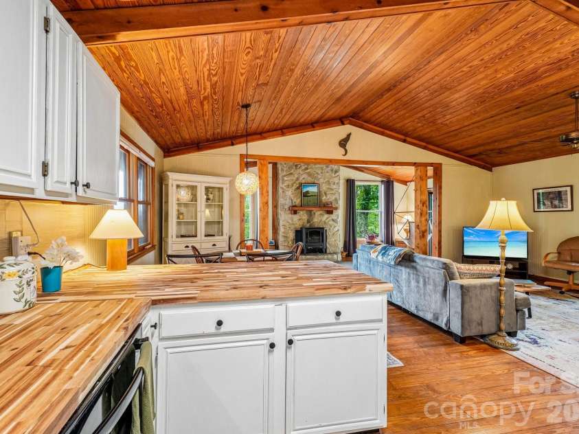 673 Chestnut Lane, Mars Hill, NC 28754.  MLS# CAR4409311, YatesRealty ID 40336. Good Entertainment Space