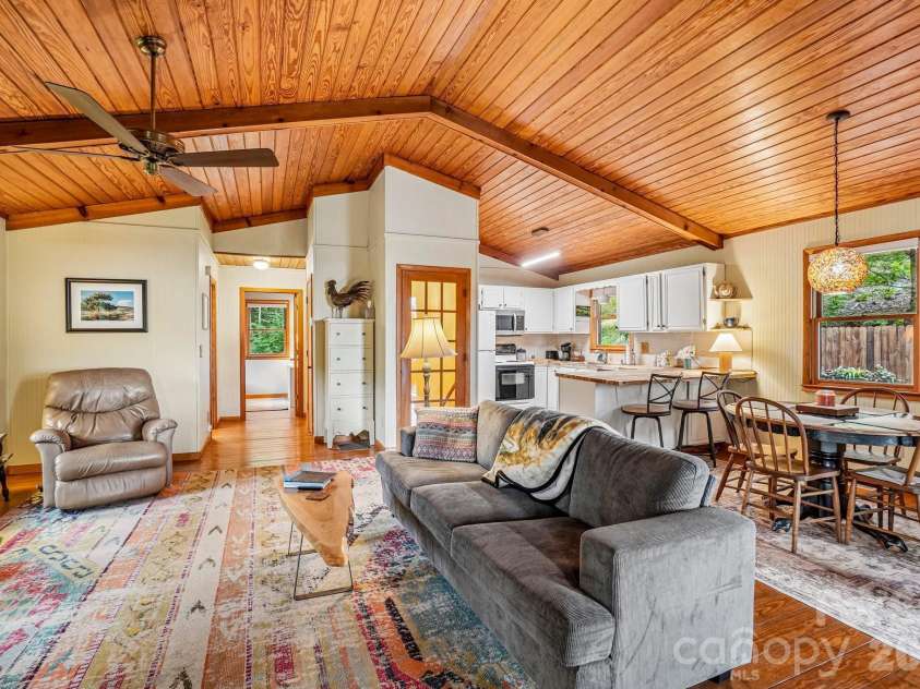 673 Chestnut Lane, Mars Hill, NC 28754.  MLS# CAR4409311, YatesRealty ID 40336. Mountain Inspired Great Room