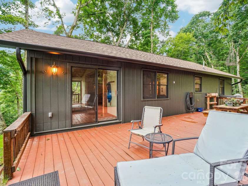 673 Chestnut Lane, Mars Hill, NC 28754.  MLS# CAR4409311, YatesRealty ID 40336. Open and Large for entertaining