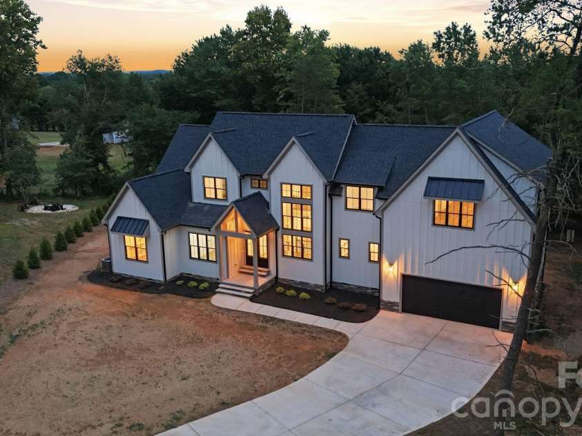 301 Spanish Oak Lane, Gastonia, NC 28056.  MLS# CAR4405653, YatesRealty ID 40338. 