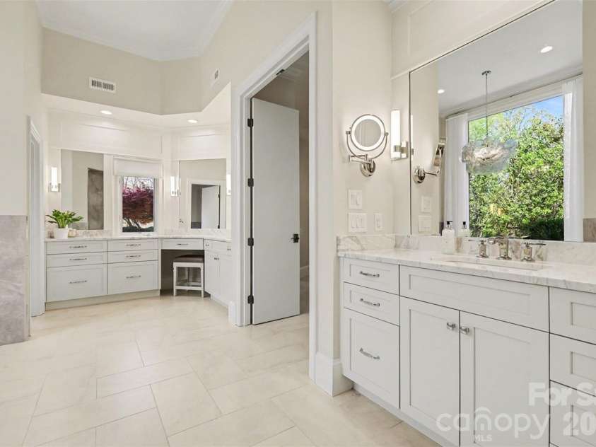 7225 Governors Row, Charlotte, NC 28277.  MLS# CAR4364336, YatesRealty ID 40339. Primary Bath