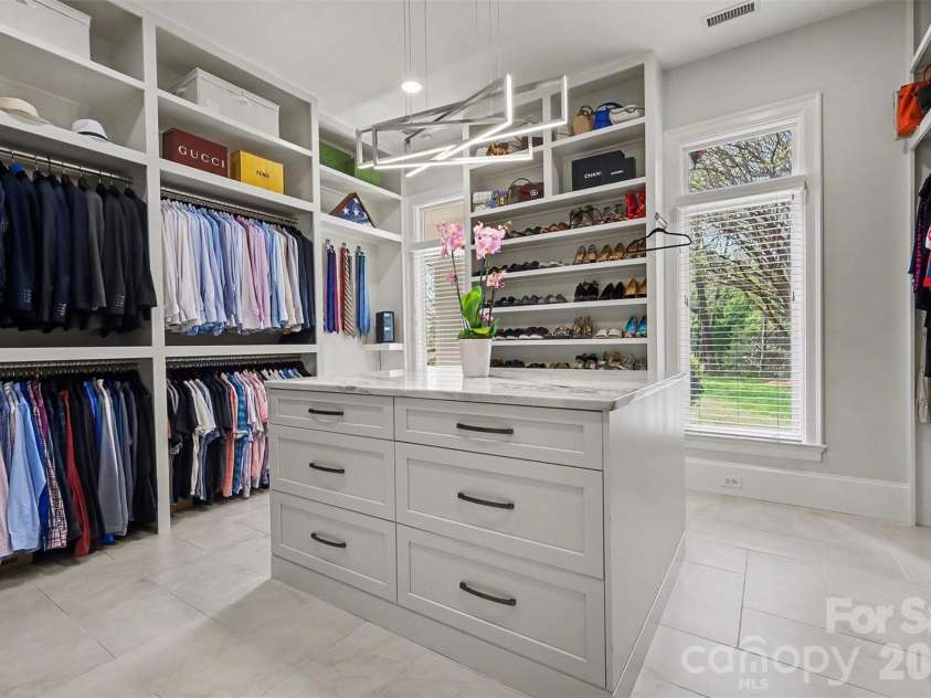 7225 Governors Row, Charlotte, NC 28277.  MLS# CAR4364336, YatesRealty ID 40339. Primary Closet