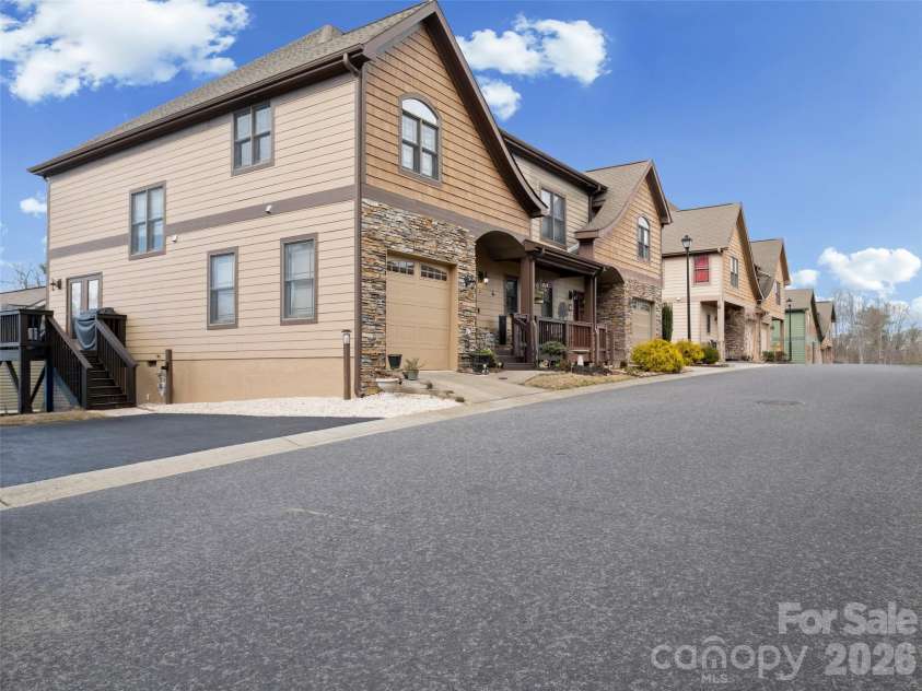 21 Jeff Drive, Asheville, NC 28806.  MLS# CAR4349335, YatesRealty ID 4034. 