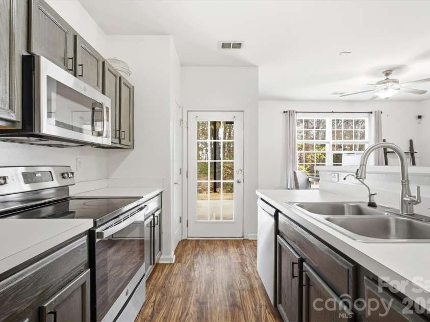 7715 Abigail Glen Drive, Charlotte, NC 28212.  MLS# CAR4324481, YatesRealty ID 4034. Chef's Kitchen