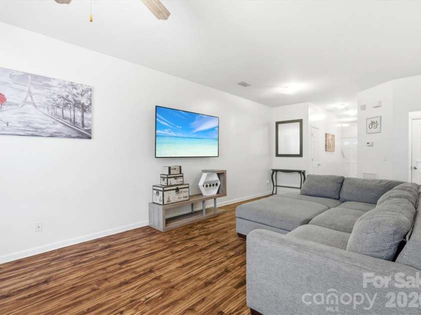 7715 Abigail Glen Drive, Charlotte, NC 28212.  MLS# CAR4324481, YatesRealty ID 4034. Spacious living room