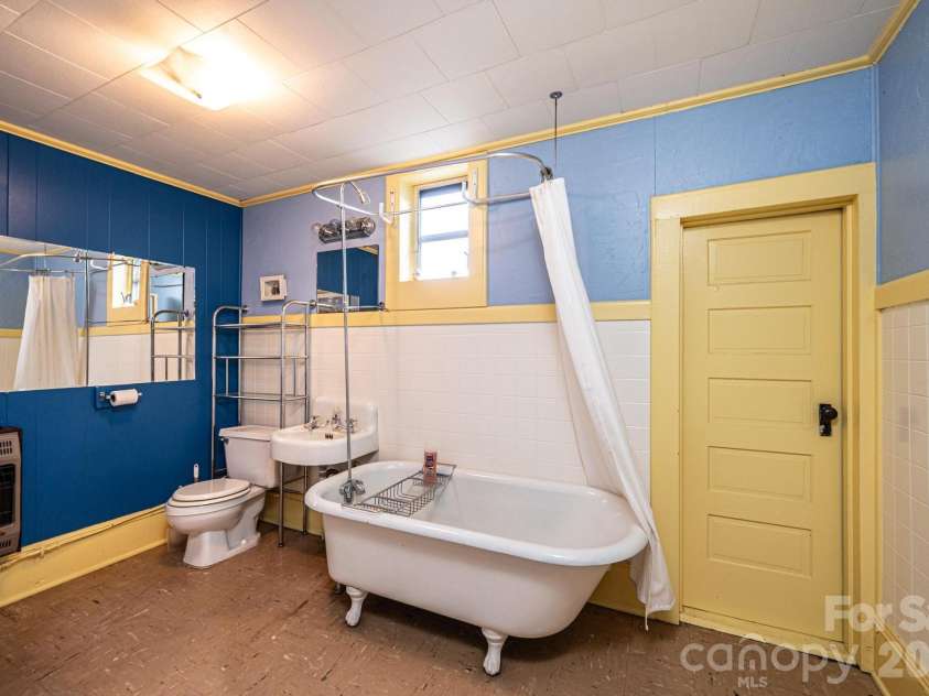 720 Main Avenue, Newton, NC 28658.  MLS# CAR4400536, YatesRealty ID 40342. Upper Bath