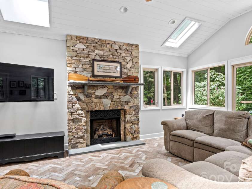 1889 Faculty Drive, Winston Salem, NC 27106.  MLS# CAR4401379, YatesRealty ID 40351. 