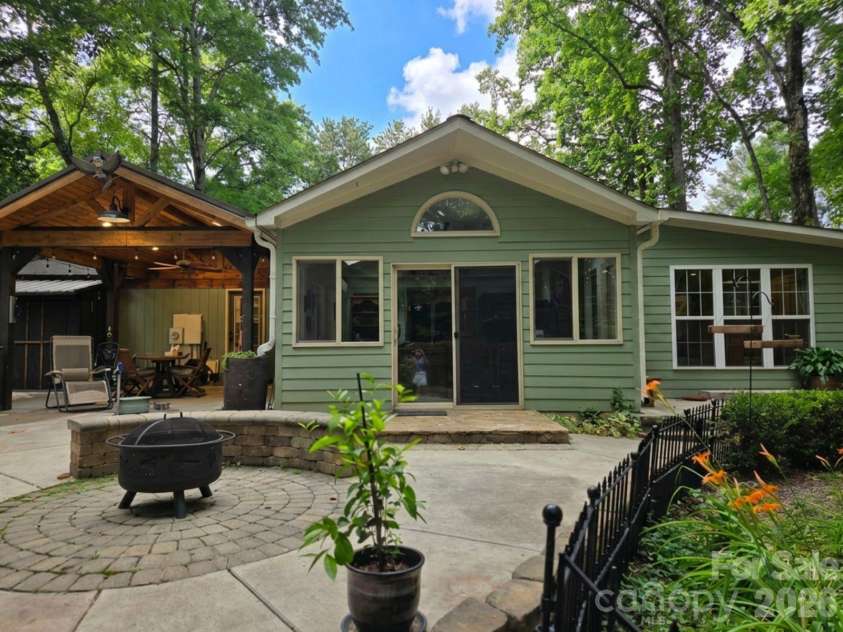 1889 Faculty Drive, Winston Salem, NC 27106.  MLS# CAR4401379, YatesRealty ID 40351. 