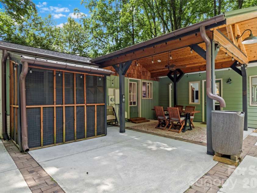 1889 Faculty Drive, Winston Salem, NC 27106.  MLS# CAR4401379, YatesRealty ID 40351. 